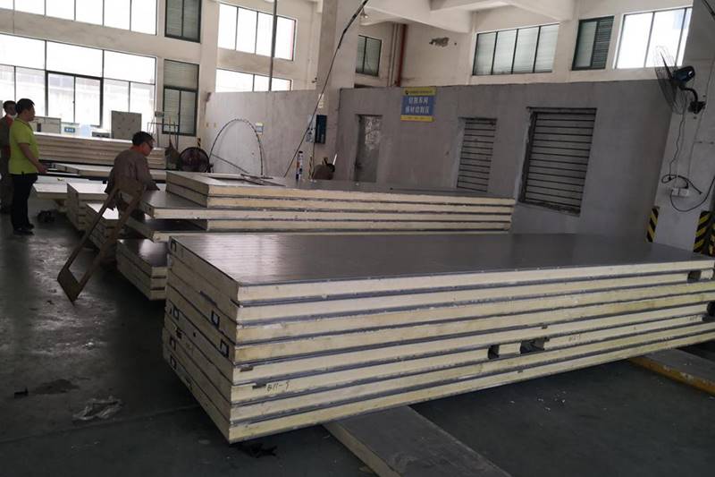 القطع والتجميع لألواح الجدران